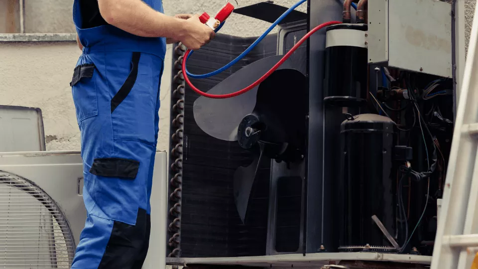 Photo d'un technicien dépannant une pompe à chaleur.